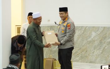 Sebagai Wujud Kepedulian Sosial Dibulan Suci Ramadhan, Kapolresta Kendari Berikan Tali Asih kepada Jamaah Masjid